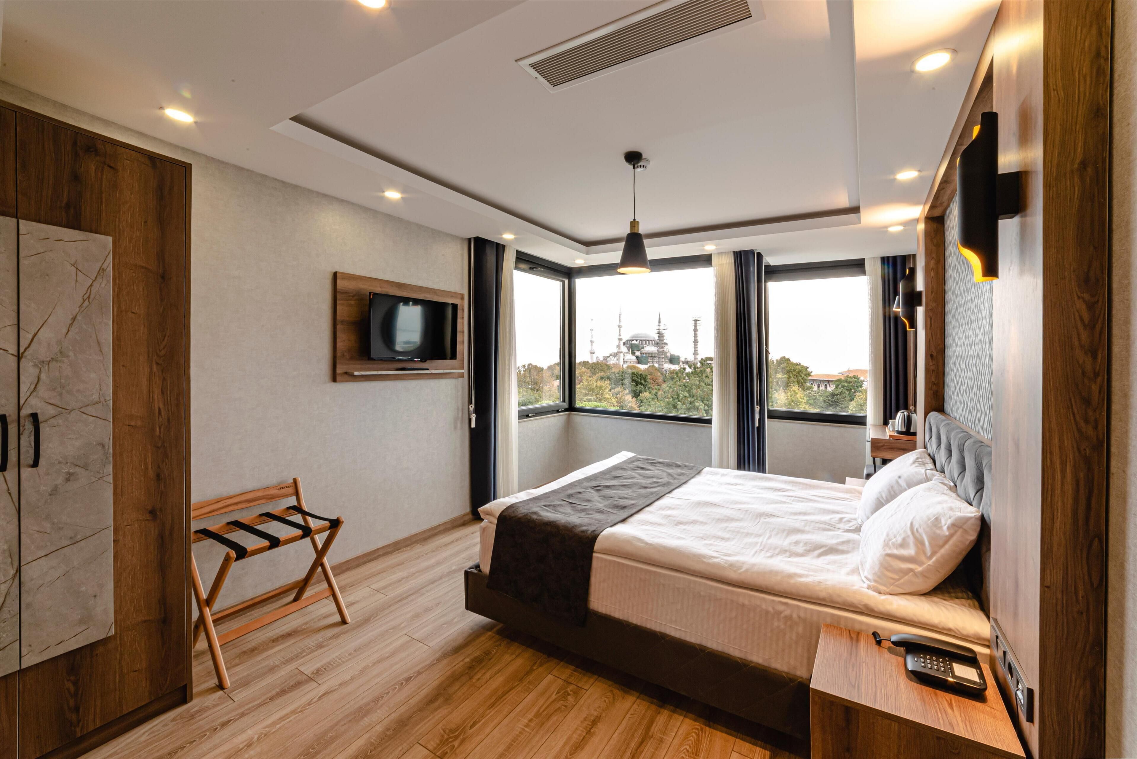 Minibar, coffres-forts dans les chambres, bureau, rideaux occultants