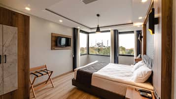 Minibar, caja de seguridad en la habitación y escritorio