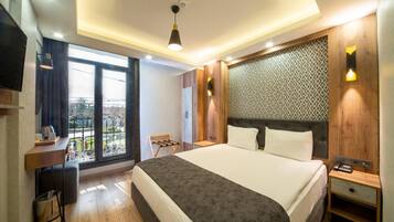 Minibar, caja de seguridad en la habitación y escritorio