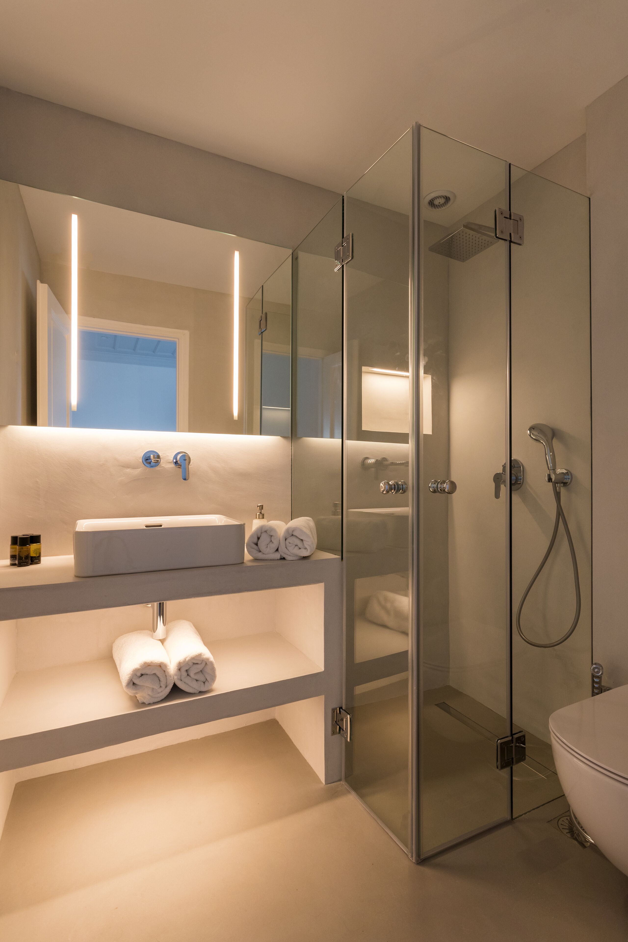Quarto casal ou duplo luxo | Banheiro | Produtos de toalete grátis, secador de cabelo, toalhas de banho 
