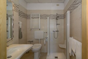 Comfort-værelse med dobbeltseng eller 2 enkeltsenge | Badeværelse | Bruser, hårtørrer, bidet, håndklæder