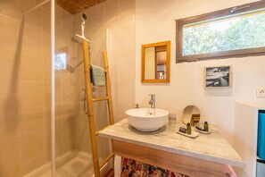 Een douche, een haardroger, handdoeken, zeep