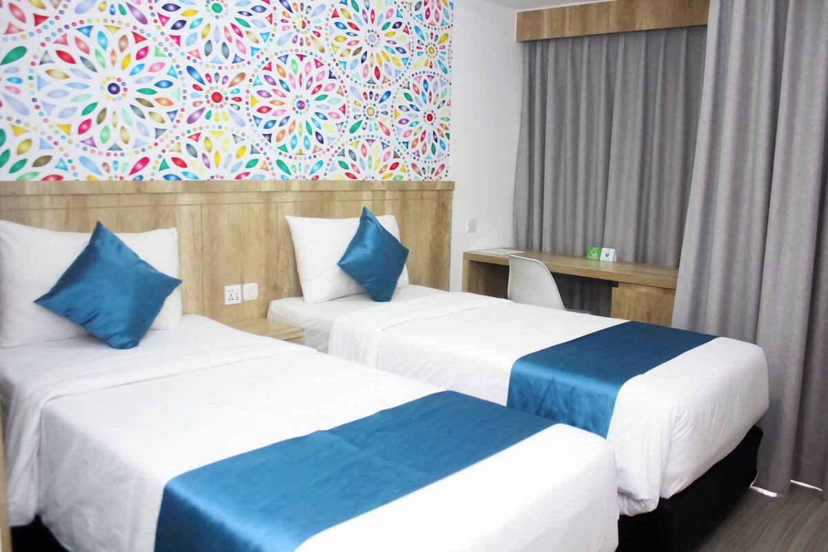 Kamar Twin Standar | Brankas, meja kerja, ruang kerja ramah laptop, dan tirai kedap cahaya