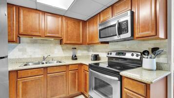 Kondominium, Beberapa Tempat Tidur, balkon, pemandangan samudra (GALLEON BAY 407) | Dapur pribadi | Lemari es, microwave, oven, dan kompor