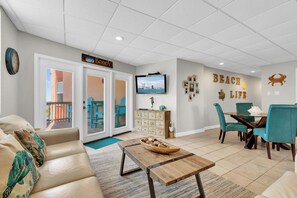 Condo, varias camas, balcón, vista al océano (GALLEON BAY 407) | Interior