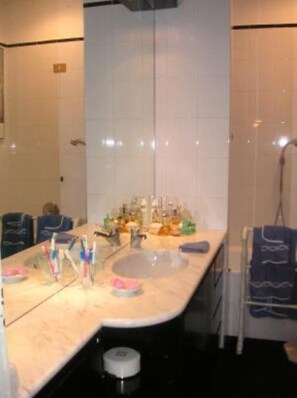 Een douche, een haardroger, handdoeken