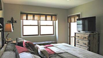 3 bedrooms, desk, free WiFi, bed sheets