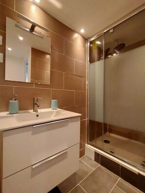 Duschwanne, Haartrockner, Bidet, Handtücher