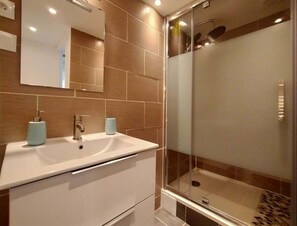 Ensemble baignoire-douche, séchoir à cheveux, bidet, serviettes fournies