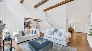 Smart TV, fireplace, table tennis, stereo