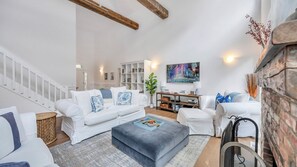 Smart TV, fireplace, table tennis, stereo