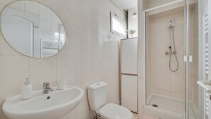 Ducha, secador de pelo y toallas