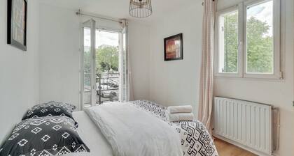 Chic apart with parking near Paris