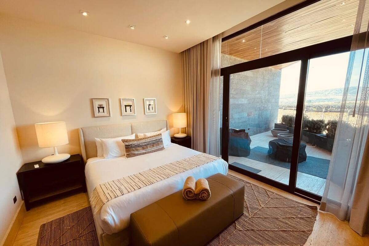 Deluxe Double Room | Premium bedding, minibar, in-room safe, laptop workspace