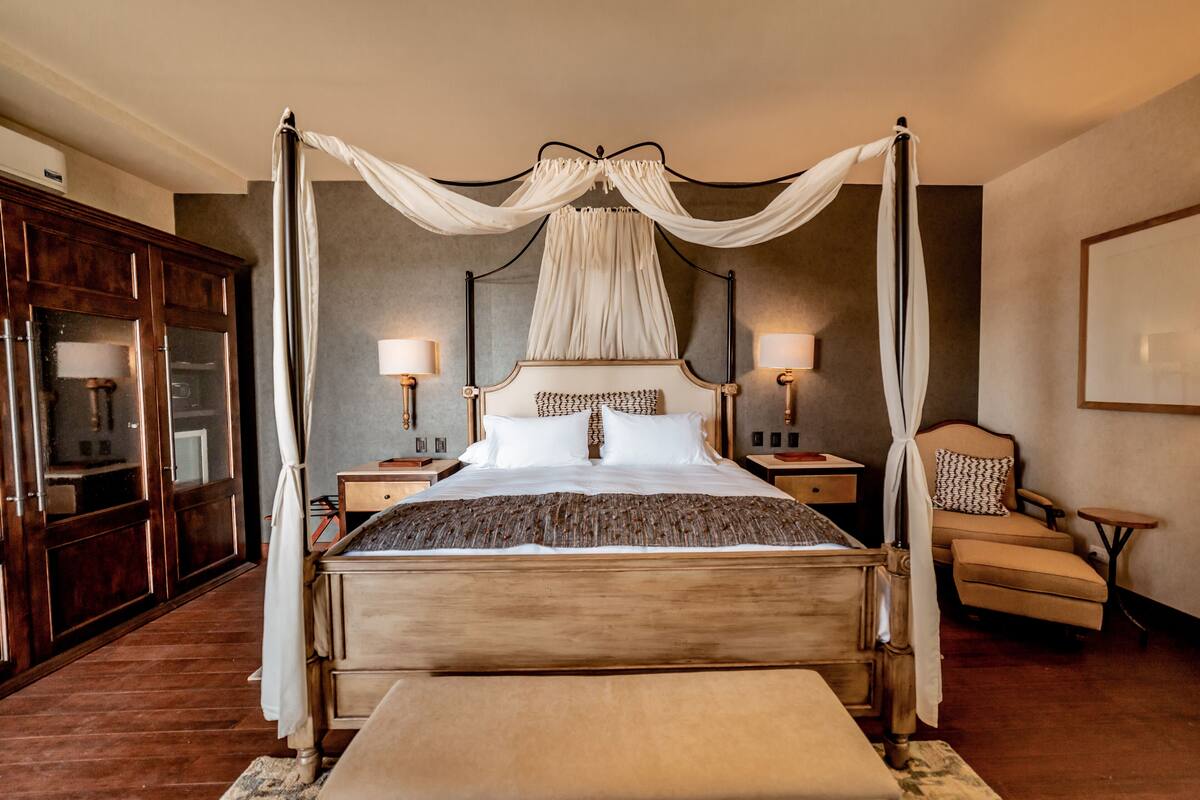 Comfort Room, 1 King Bed | Premium bedding, minibar, in-room safe, laptop workspace