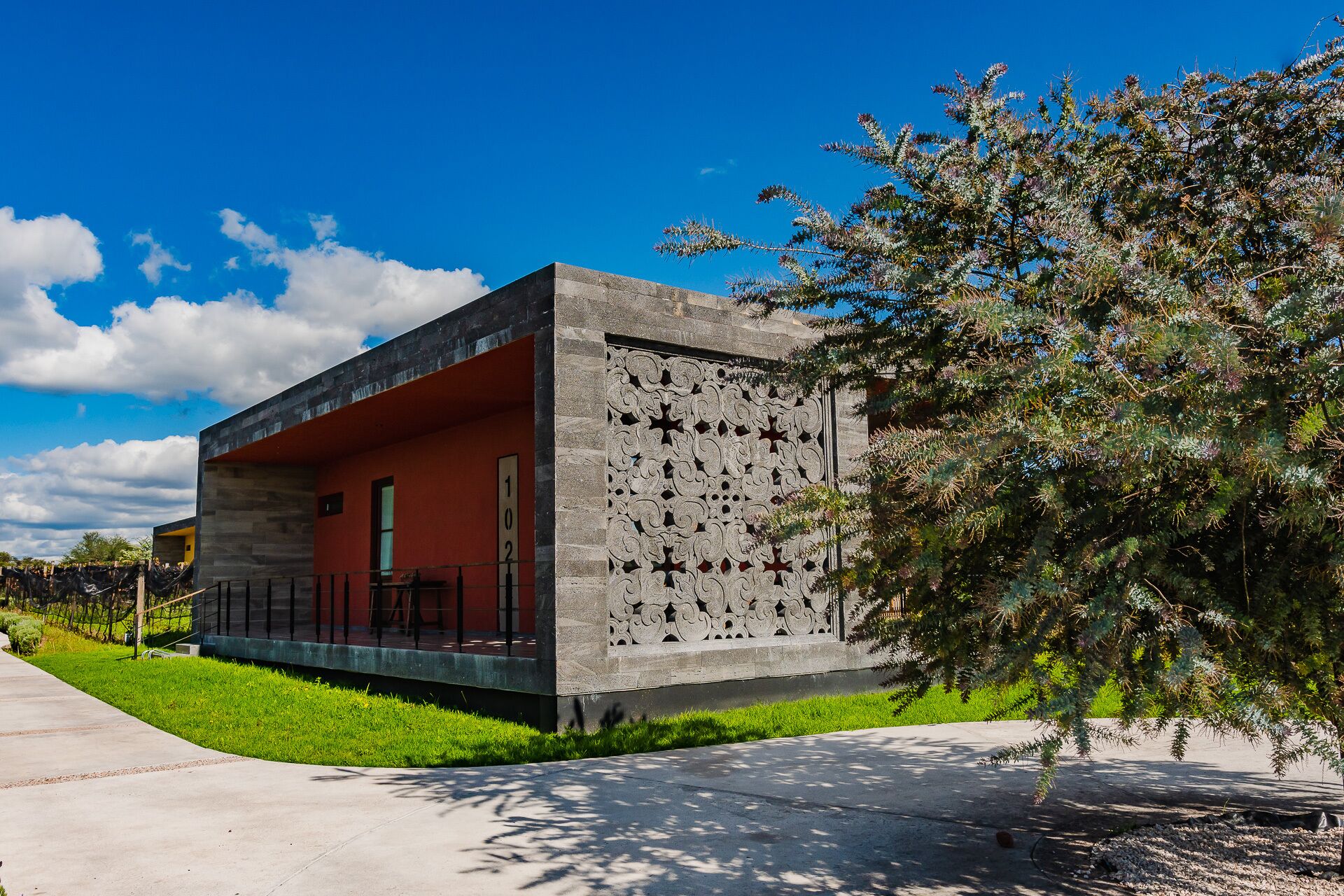 comfort room, 1 king bed | premium bedding, minibar, in-room safe, laptop workspace