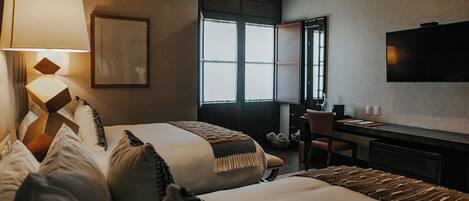 Junior Double Room, 2 Katil Ratu (Queen), Vineyard View | Peralatan tempat tidur premium, bar mini, peti besi dalam bilik