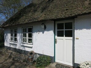 Exterior detail - Stylish living under thatch (Seeth)