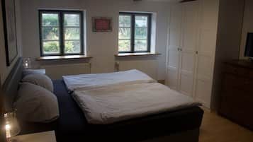 2 bedrooms, travel crib, free WiFi, bed sheets