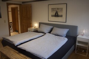 2 bedrooms, travel crib, free WiFi, bed sheets - Stylish living under thatch (Seeth)