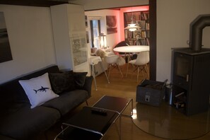 Smart TV, fireplace, video games, DVD player - Stylish living under thatch (Seeth)
