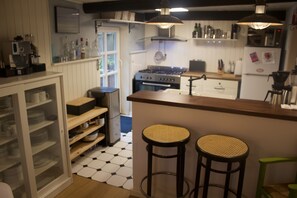 Fridge, microwave, oven, stovetop - Stylish living under thatch (Seeth)