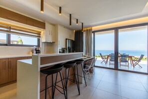 Jääkaappi, mikroaaltouuni, liesi, astianpesukone