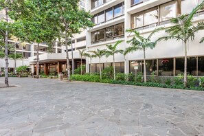 Property grounds - Breezy Ocean View Waikiki Condo with Free Parking! (Honolulu)
