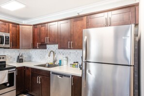 Fridge, microwave, oven, stovetop - Breezy Ocean View Waikiki Condo with Free Parking! (Honolulu)