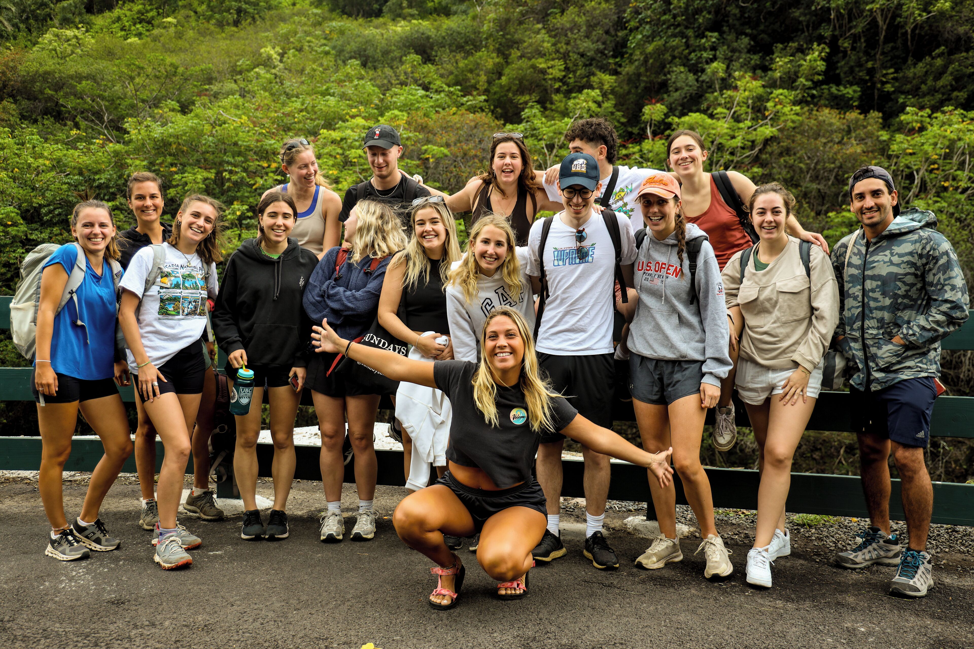 Un grupo de personas posando al aire libre, probablemente en un sendero o parque para excursionistas.