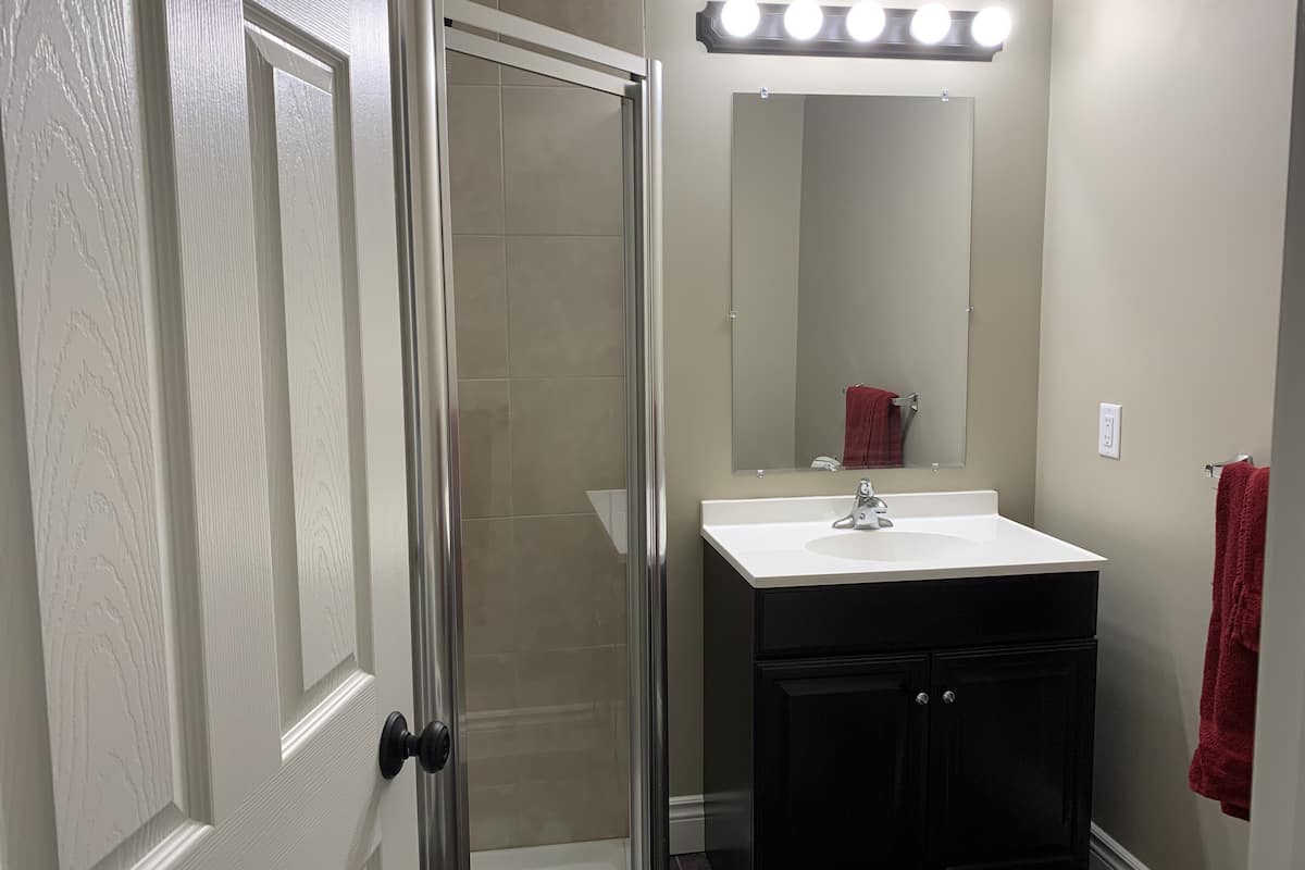 basic single room | bathroom | shower, hair dryer, towels