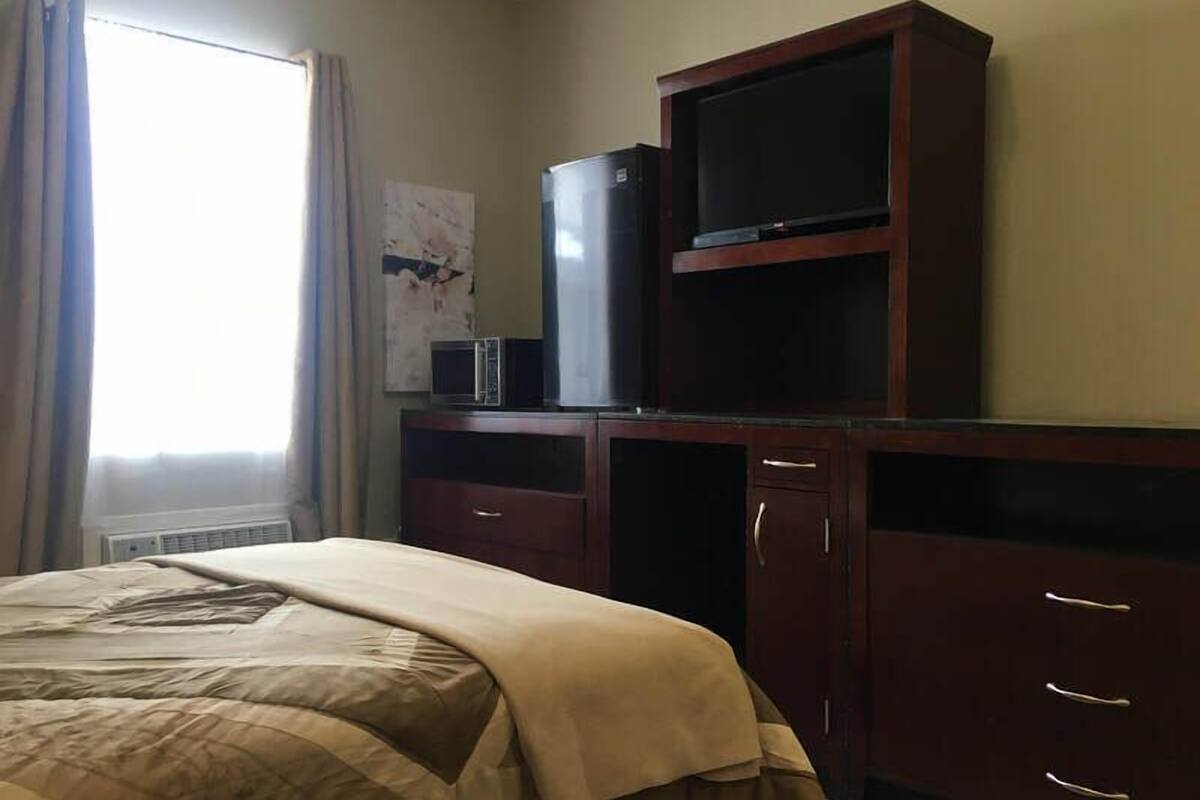 basic single room | laptop workspace, free wifi, bed sheets