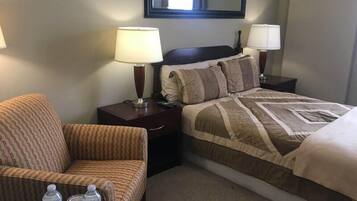 Habitación individual básica | Espacio para trabajar con laptop, wifi gratis y ropa de cama