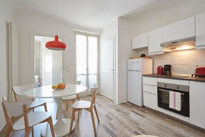 Een magnetron, een oven, een vaatwasser