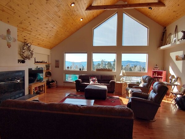 Smart TV, fireplace, DVD player, foosball - Solitude, 20 mile views, Wildlife, Hot tub, Skiing, Perfect for families!  (Angel Fire)