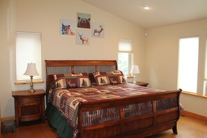 4 bedrooms, iron/ironing board, WiFi, bed sheets - Solitude, 20 mile views, Wildlife, Hot tub, Skiing, Perfect for families!  (Angel Fire)