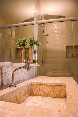 Appartement Standard | Salle de bain | Séchoir à cheveux, serviettes fournies, savon, shampooing