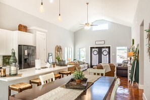 Dining - Oaks Ranch- Gorgeous Home near Guadalupe River State Park (Spring Branch)