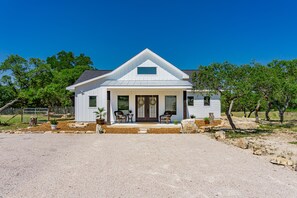 Exterior - Oaks Ranch- Gorgeous Home near Guadalupe River State Park  (Spring Branch)