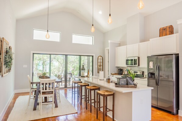 Fridge, microwave, oven, stovetop - Oaks Ranch- Gorgeous Home near Guadalupe River State Park  (Spring Branch)