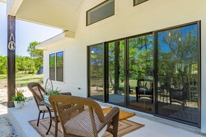 Outdoor dining - Oaks Ranch- Gorgeous Home near Guadalupe River State Park (Spring Branch)