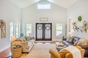 Smart TV, books - Oaks Ranch- Gorgeous Home near Guadalupe River State Park  (Spring Branch)