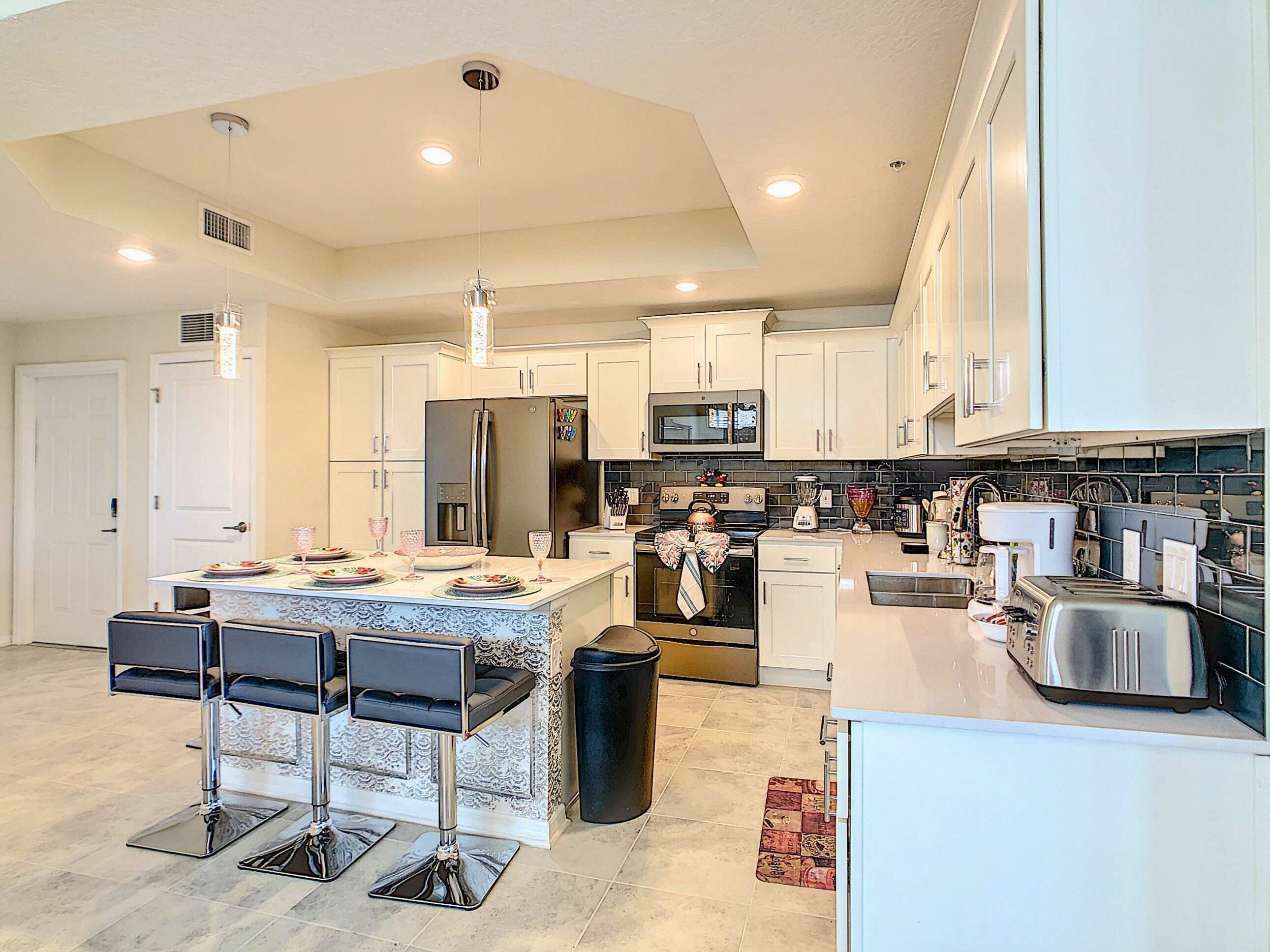 Réfrigérateur, micro-ondes, four, plaque de cuisson