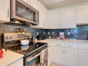 Een koelkast, een microgolfoven, een oven, een kookplaat