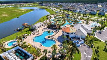 Een resort met een groot zwembad, een waterpark en een golfbaan.