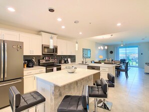 Fridge, microwave, oven, stovetop - Stay Retreat / Game Console/ Themed Room (Kissimmee)