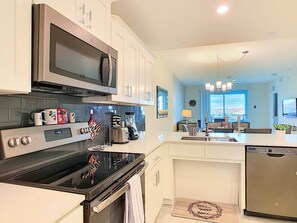 Fridge, microwave, oven, stovetop - Stay Retreat / Game Console/ Themed Room (Kissimmee)
