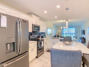 Refrigerador, microondas, horno, placa de cocina