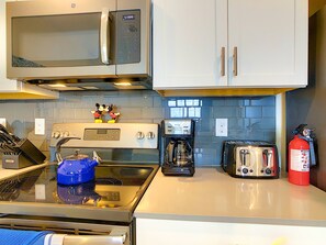 冷蔵庫、電子レンジ、オーブン、コンロ