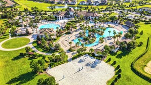 Un campo de golf con una gran piscina, varias edificaciones y céspedes bien cuidados.